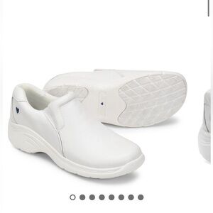 Nurse Mates Dove Clog Shoes - Women’s size 7.5